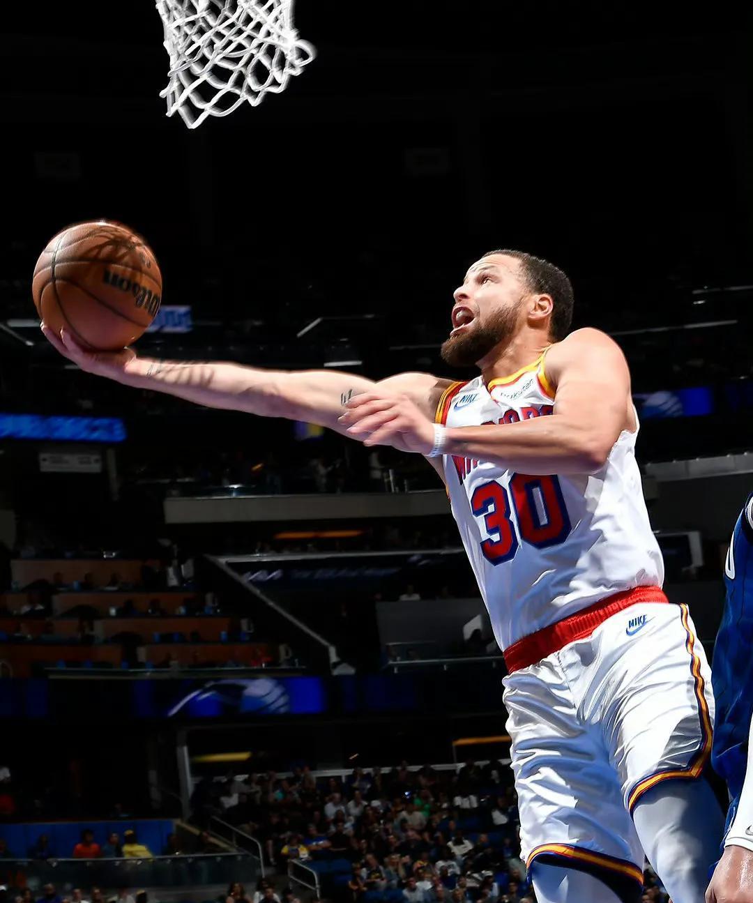 库里重返赛场，晋级下一阶段首场状态出色，SKT观众沸腾！