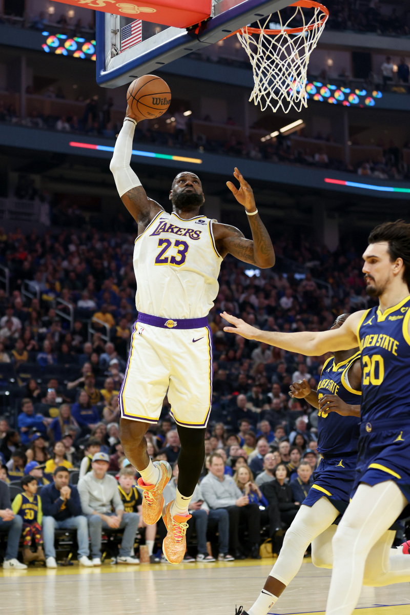 AYX体育赛事直播包含湖人带队取胜！，詹姆斯重要时刻战术调整比赛高潮迭起的词条