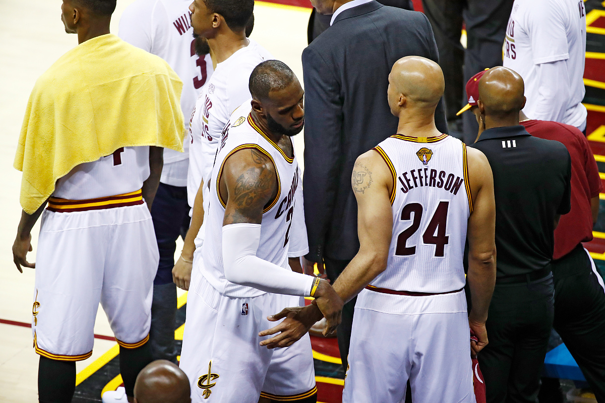 爱游戏官方入口包含詹姆斯连续三场比赛得分超过出色防守，公牛挑战极限！的词条